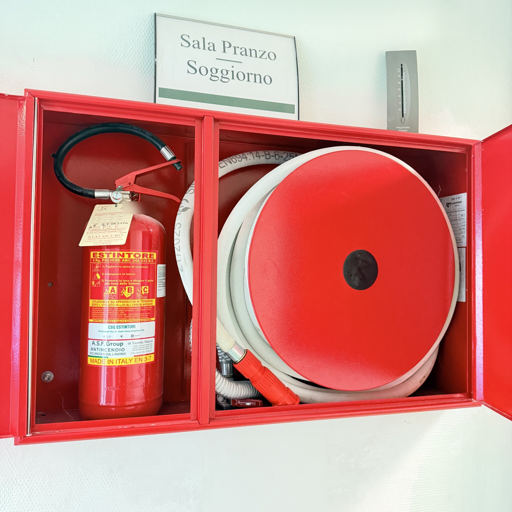 Estintore e manichetta antincendio in cassetta